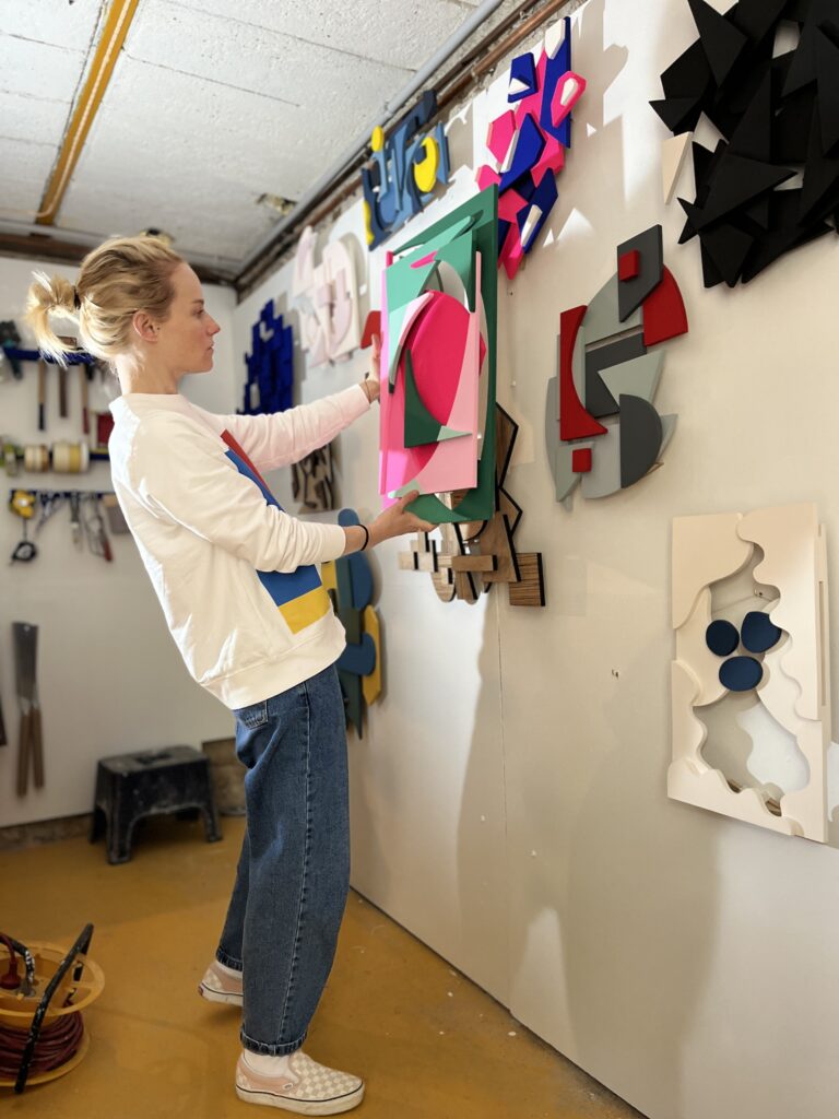 Amicie de Bouteiller regardant une sculpture dans son atelier