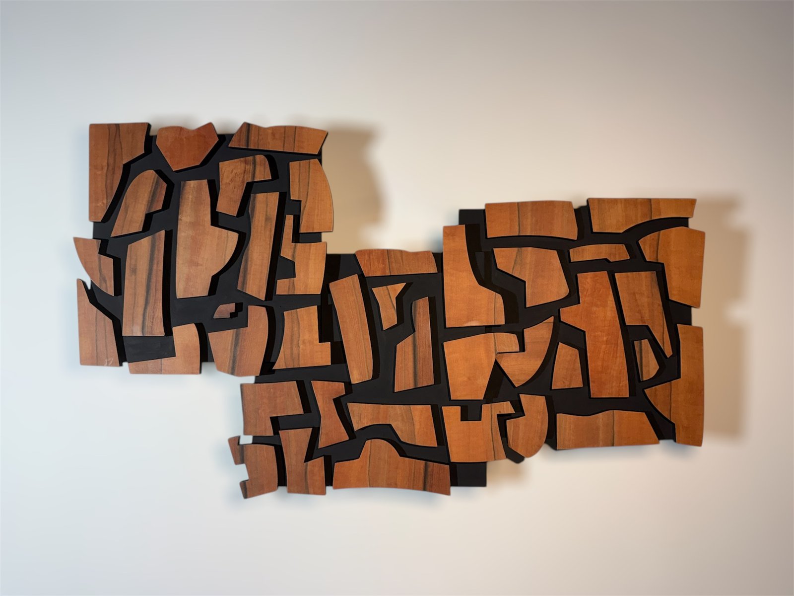 Amicie_de-Bouteille_Lere-du-vide_2024_Sculpture-murale-plaquee-bois_L805-cm-x-H45-cm-x-P4-cm